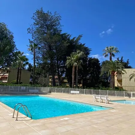 2 Bedroom With Balcony Close To The Sea Apartment *