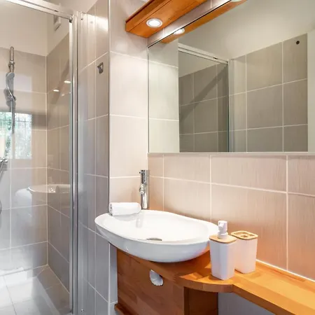2 Bedroom With Balcony Close To The Sea Apartment *