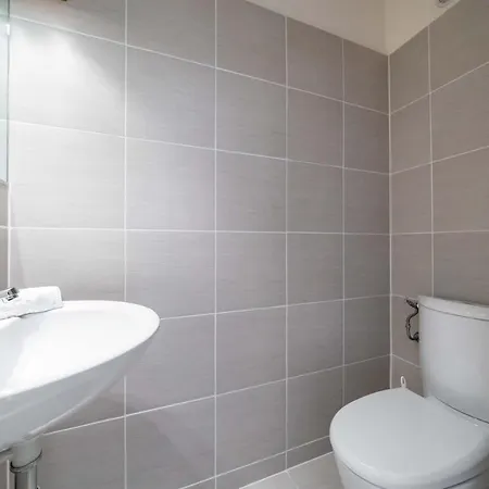 2 Bedroom With Balcony Close To The Sea *