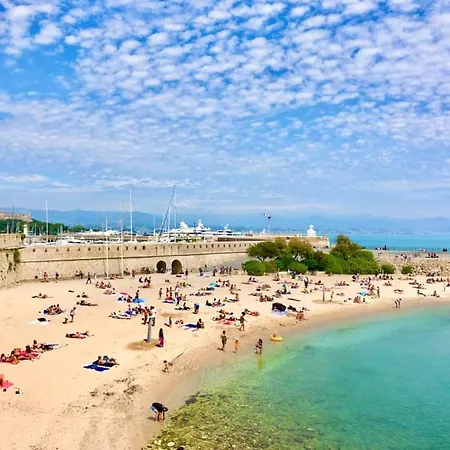 Apartment 2 Bedroom With Balcony Close To The Sea *