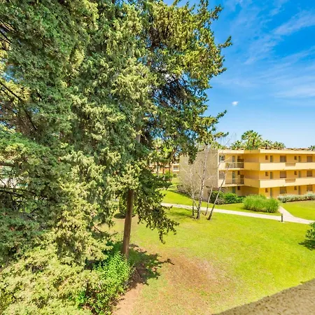 2 Bedroom With Balcony Close To The Sea Apartment *